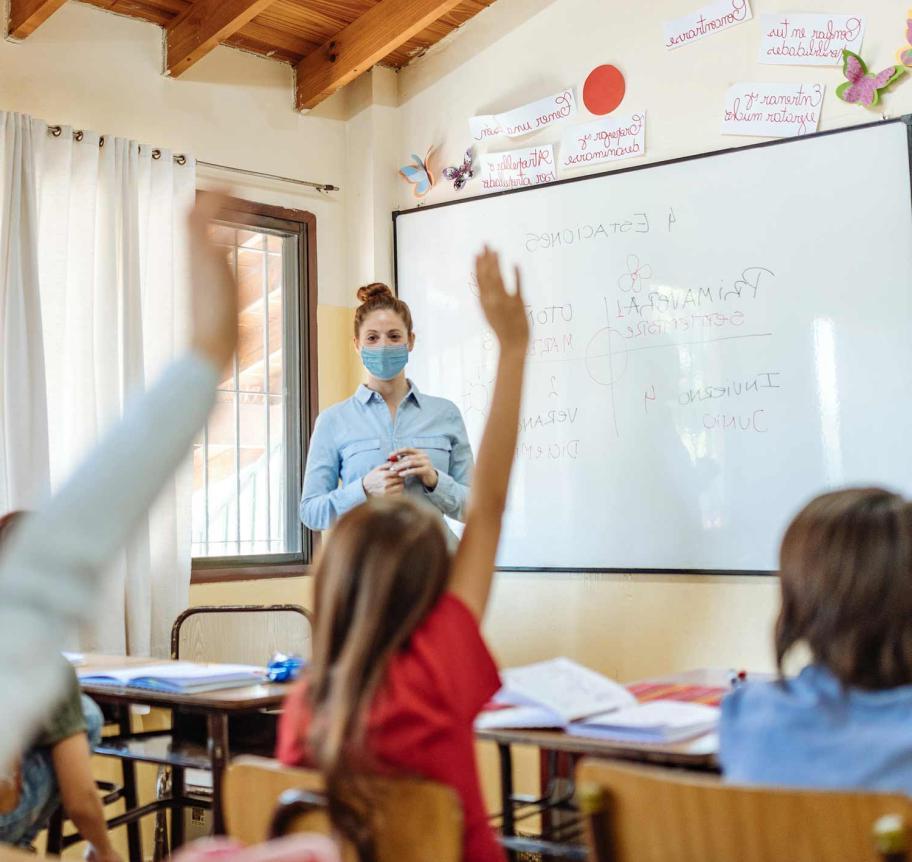 老师和小学生在教室里